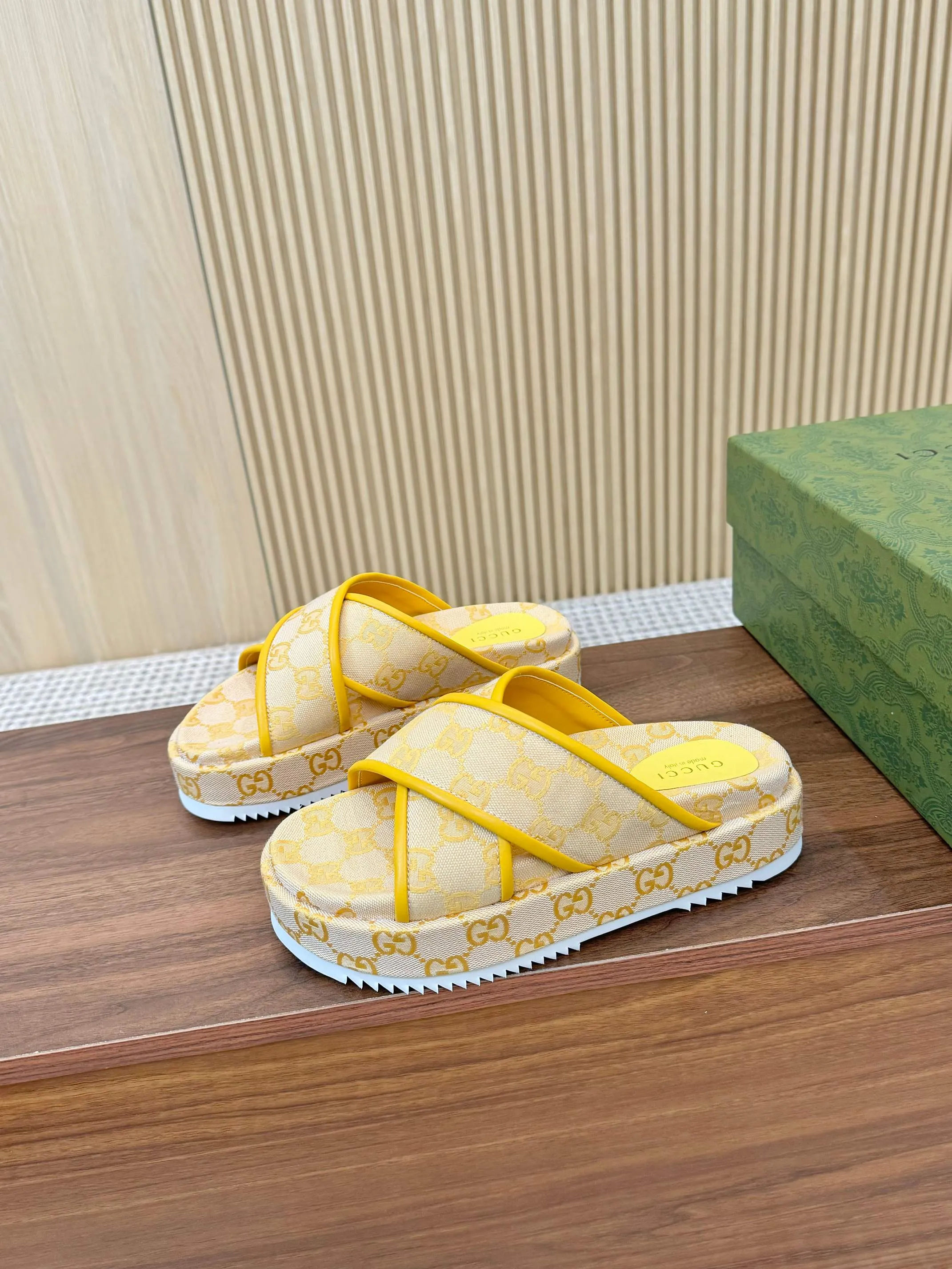👟👟Ex-factory price 400👟👟 Shipped all year round, Gucci's latest limited edition thick-soled slippers. Top quality for sale. Purchase genuine product for development. The material and workmanship are consistent with the original. Upper: original special printing process. Lining: dyed sheepskin. Outsole: Italian private model outsole. Size: 35-43M standard size. 41, 42, 43 are also customized and cannot be returned. Sole thickness: 5.5cm. Forefoot 4cm.
